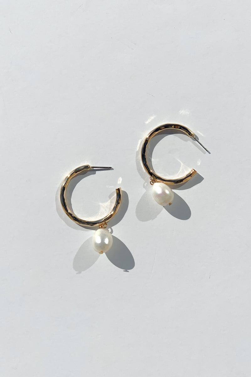Gold Hammered Pearl Earring
